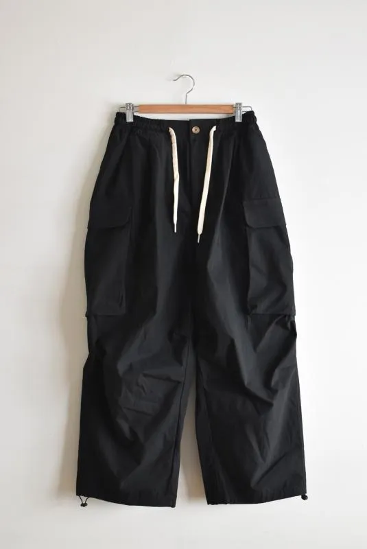 「CONICHIWA bonjour」wide cargo pants -black-