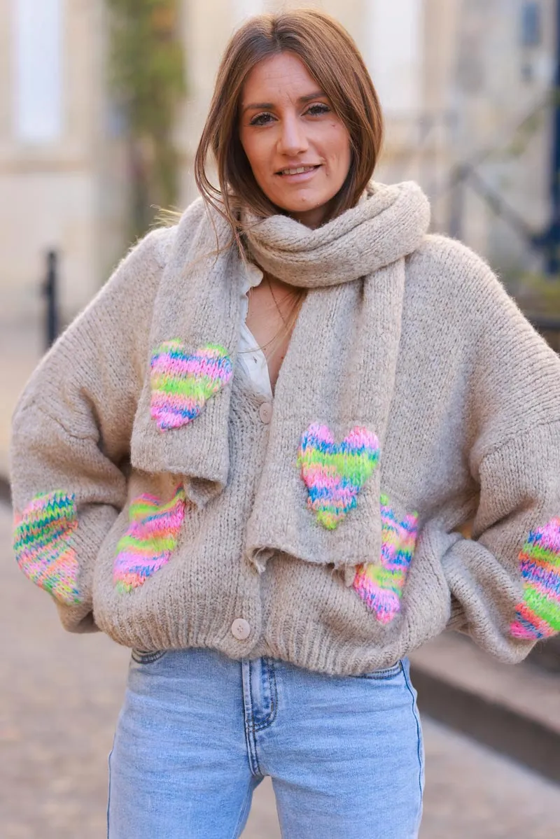 Gilet grosse maille taupe à boutons avec écharpe broderie cœurs multicolores