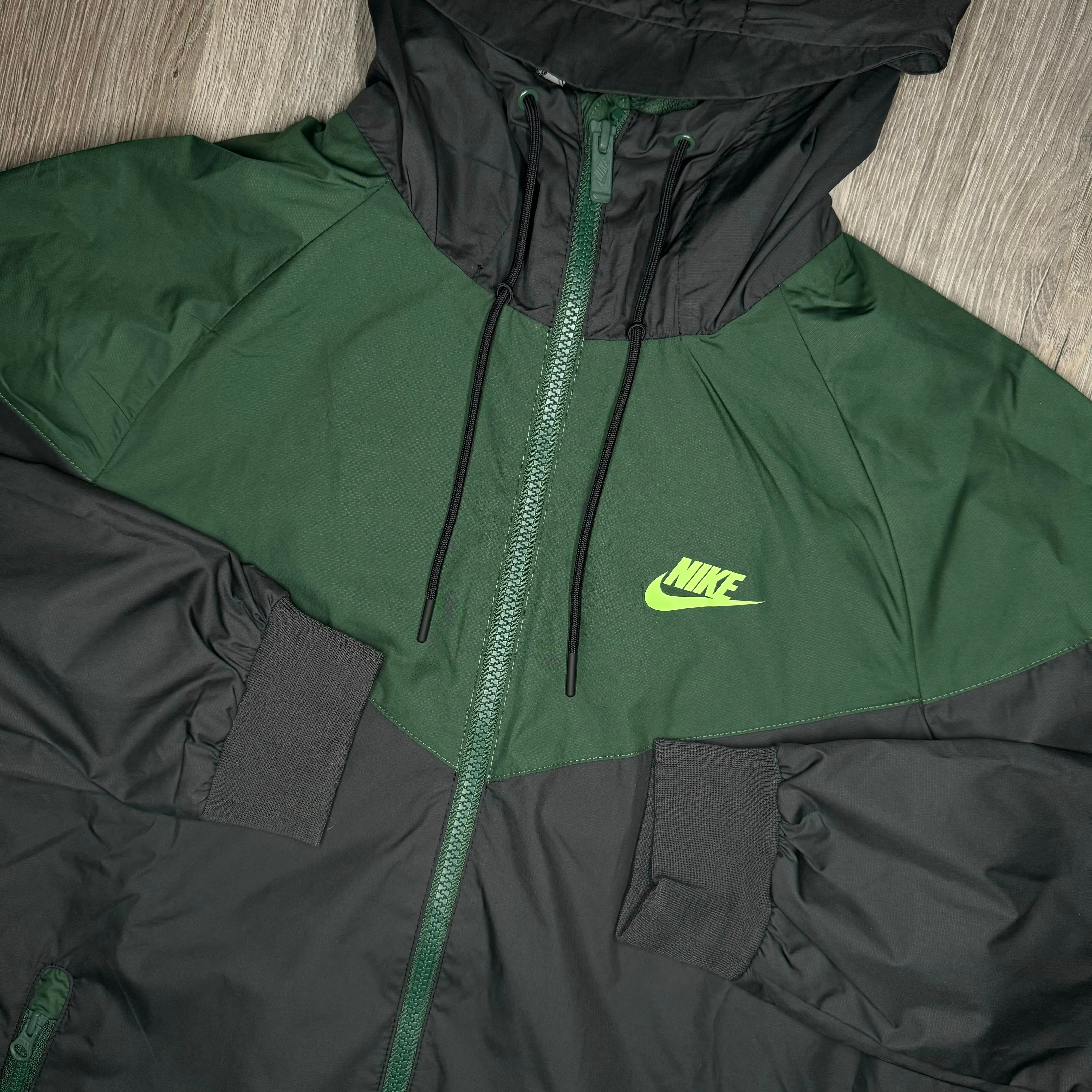 Nike Waterproof Windrunner - Black Green