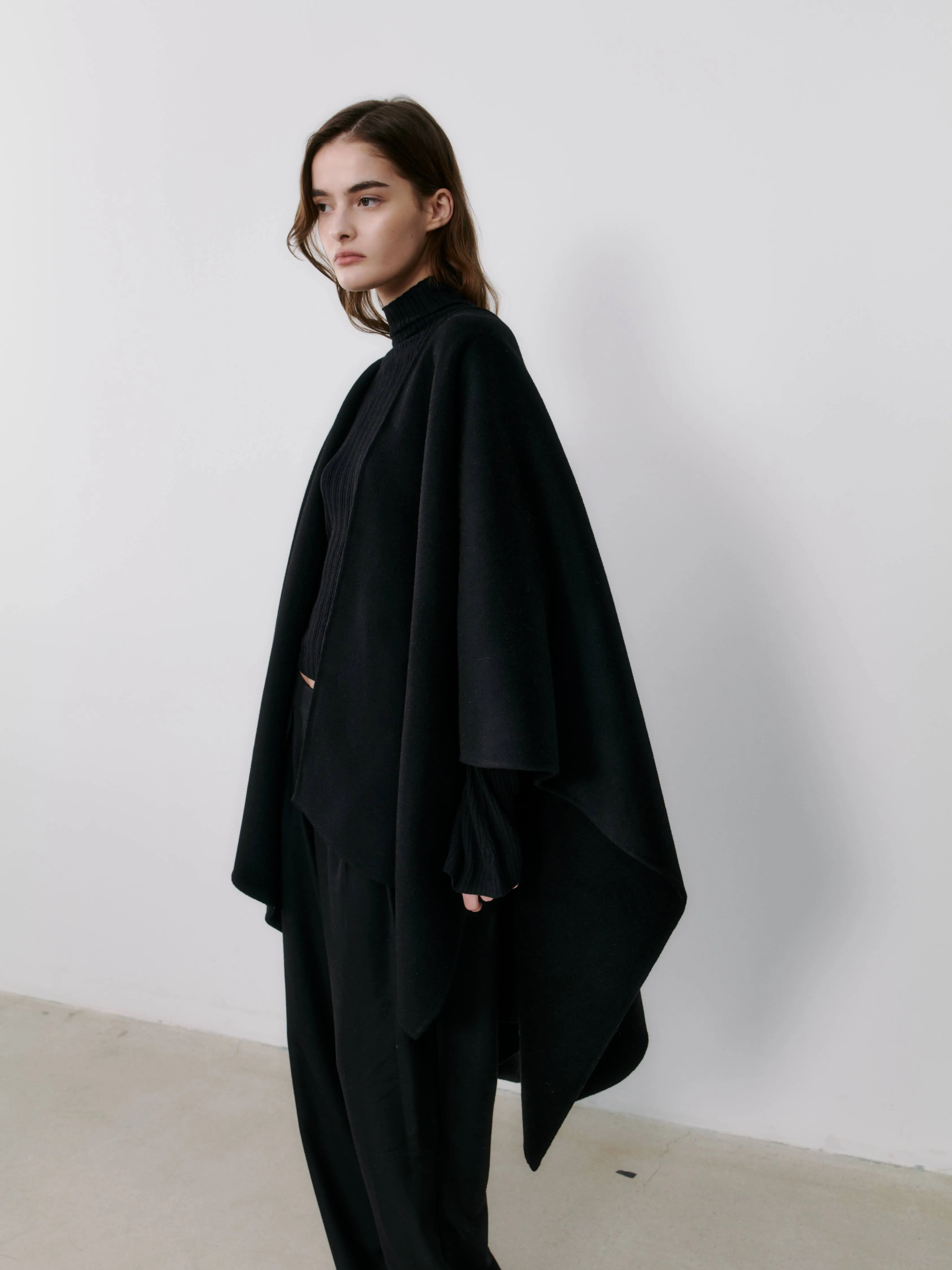 THE CASHMERE CAPE - BLACK