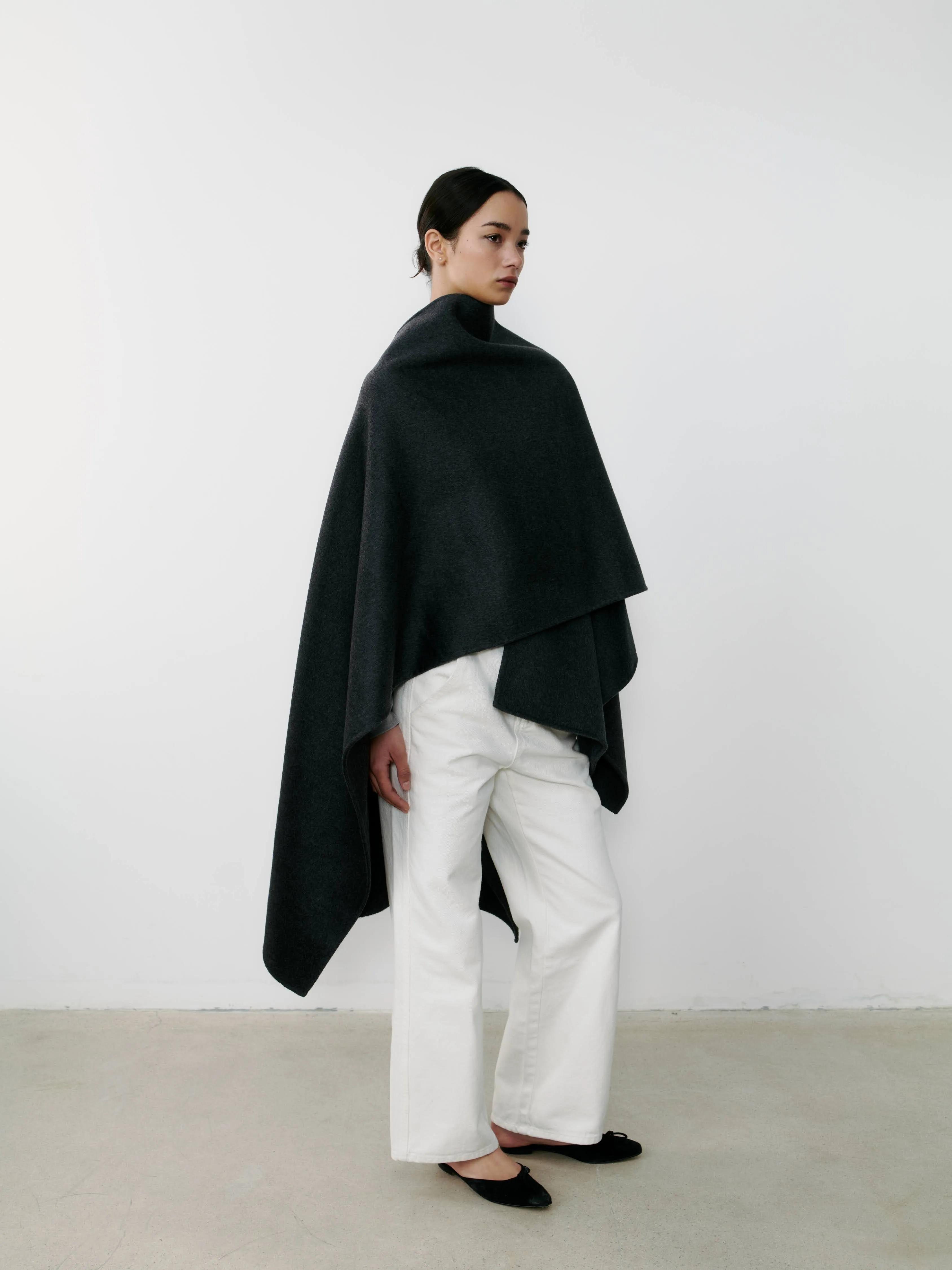 THE CASHMERE CAPE - CHARCOAL