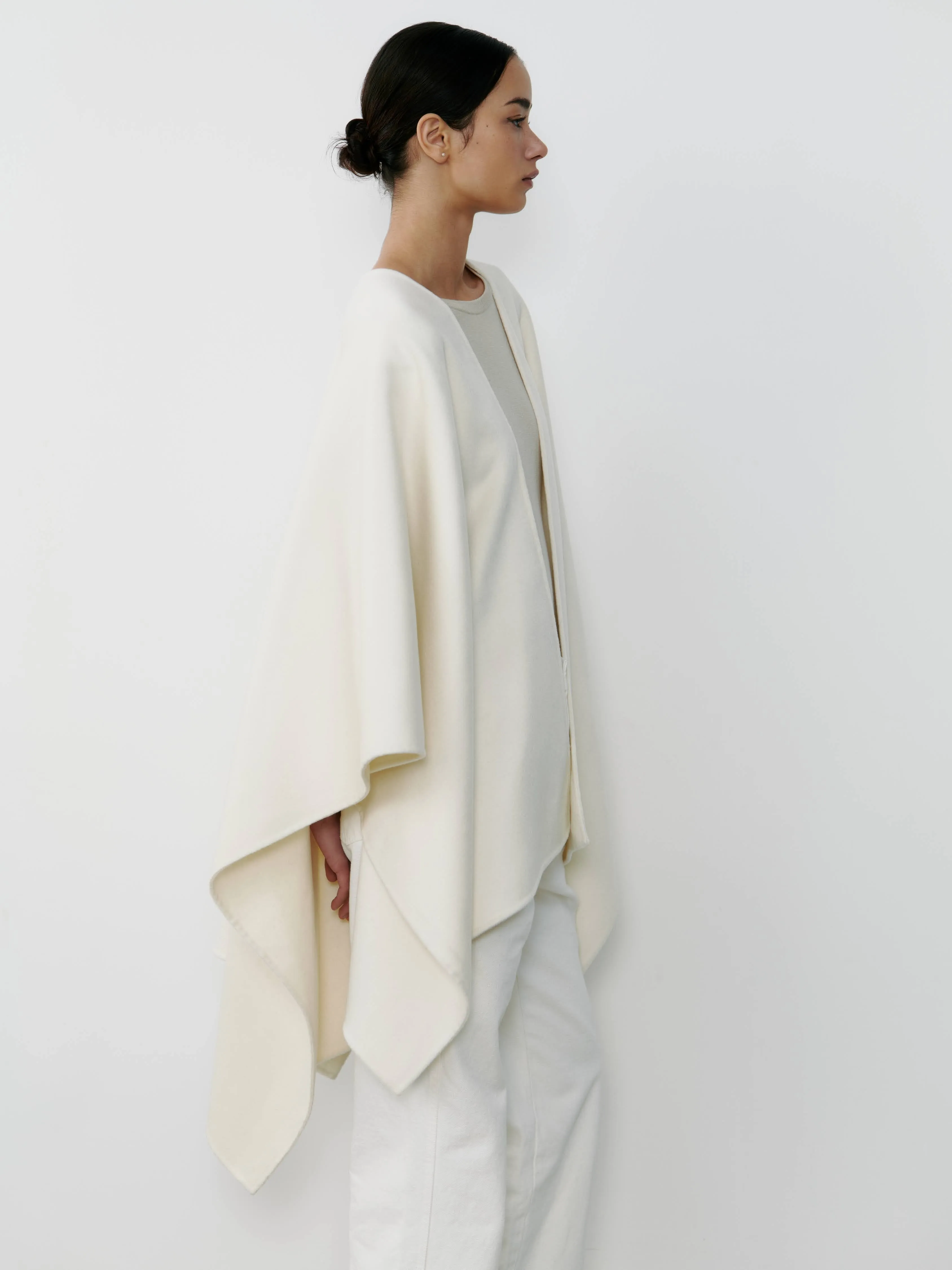 THE CASHMERE CAPE - WHITE